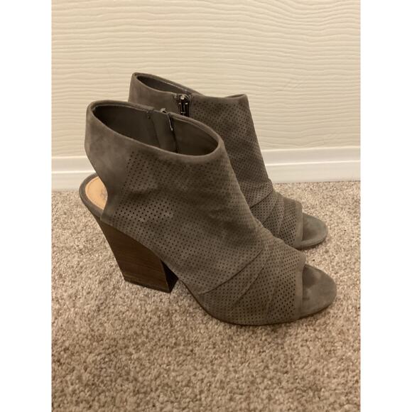 Vince Camuto Kentvi Perforated Leather Greystone Peep Toe Heeled Ankle Bootie, 8 - Picture 3 of 8